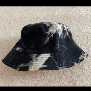 Reversible bucket hat. Tie dye / marble black and off white, NEVER WORN. Unisex.